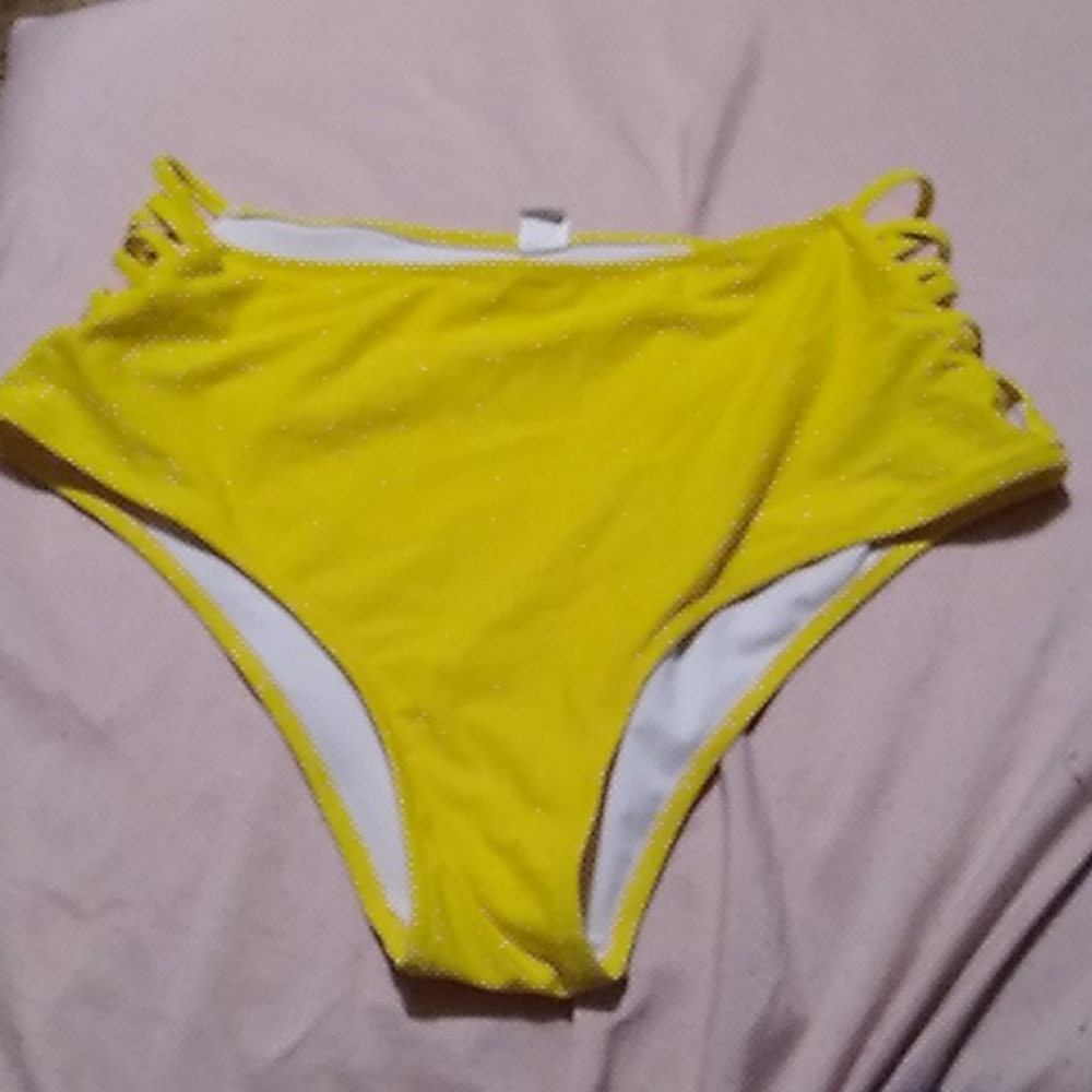 Bikini - Picture 4 of 4